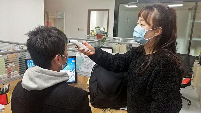 開展體溫檢測，確保工作安全有序800